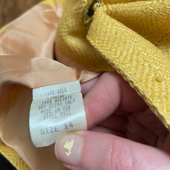 HOST PICK 🎉🌸 Vintage gold 100% silk blazer - Picture 5 of 7